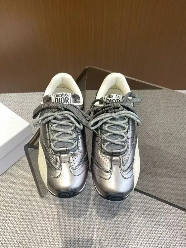 👟👟Ex-factory price 620👟👟 Dior sketch Dior spring and summer catwalk style graffiti sketch moral training shoes Forrest shoes. Original development. The most photographed item in the 25ss spring and summer show. This pair of shoes has changed the single design style of Forrest shoes in the previous impression. It retains the original shape. The details are very in line with the current fashion trend, but it also incorporates the manager's new understanding and retro feelings for Forrest shoes. The overall feeling is brand new. The material is a bit matte leather, full of retro style. It looks very high-end. The feeling on the foot is very convex. The upper foot is really good-looking and versatile. It can be worn with any style of clothes, pants and skirts. It looks good on anyone. Original combination outsole Size: 35-45